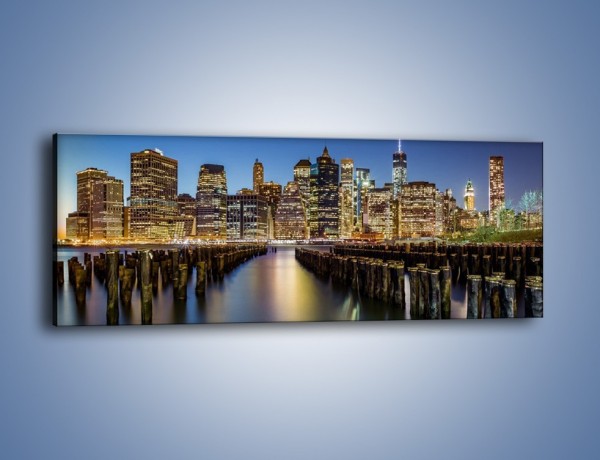Obraz na płótnie – Zniszczone molo i widok na Manhattan – jednoczęściowy panoramiczny AM601