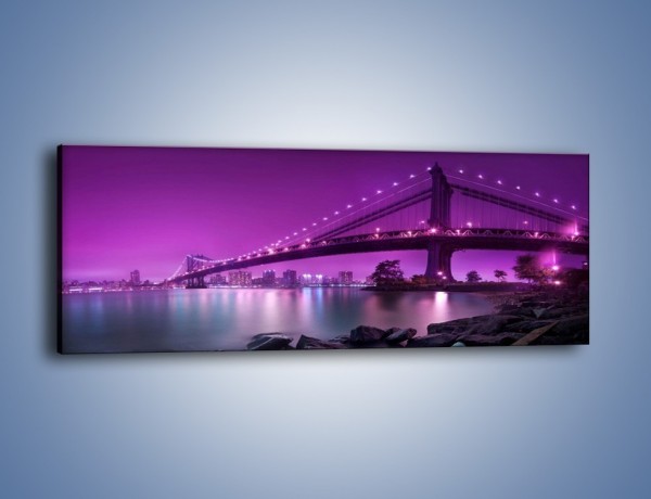 Obraz na płótnie – Manhatten Bridge w kolorze fioletu – jednoczęściowy panoramiczny AM619