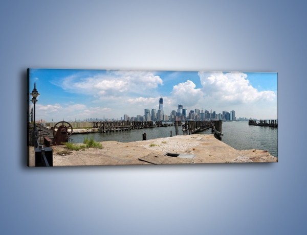 Obraz na płótnie – Zniszczone molo na tle miasta – jednoczęściowy panoramiczny AM661