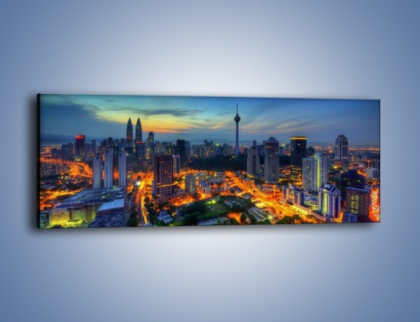 Obraz na płótnie – Zapadający wieczór nad Kuala Lumpur – jednoczęściowy panoramiczny AM727