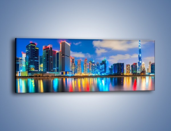 Obraz na płótnie – Kolory Dubaju odbite w wodzie – jednoczęściowy panoramiczny AM740
