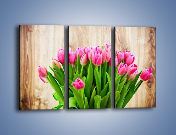 Obraz na płótnie – Różowe tulipany na drewnianym stole – trzyczęściowy K937W2