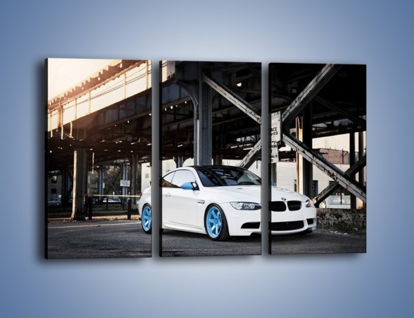 Obraz na płótnie – BMW E92 M3 Coupe pod starym mostem – trzyczęściowy TM088W2