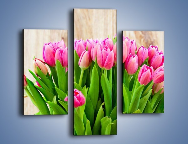 Obraz na płótnie – Różowe tulipany na drewnianym stole – trzyczęściowy K937W3