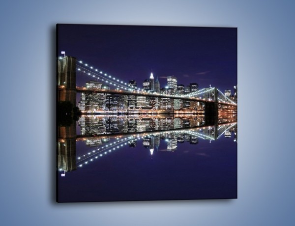 Obraz na płótnie – Most Brookliński w lustrzanym odbiciu wody – jednoczęściowy kwadratowy AM067