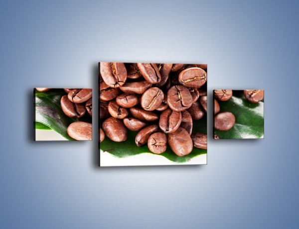 Obraz na płótnie – Ziarna kawy na liściu – trzyczęściowy JN419W4