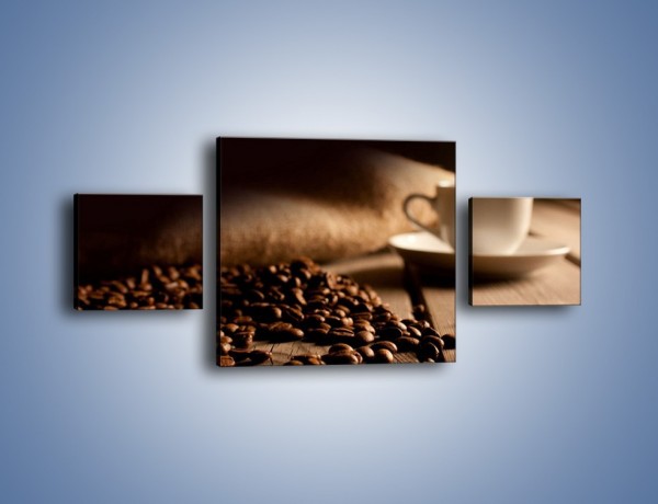 Obraz na płótnie – Ziarna kawy na drewnianym stole – trzyczęściowy JN457W4