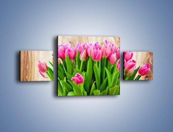Obraz na płótnie – Różowe tulipany na drewnianym stole – trzyczęściowy K937W4