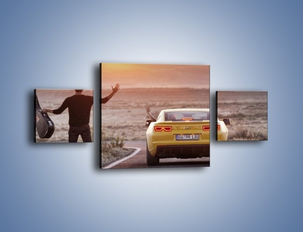 Obraz na płótnie – Chevrolet Camaro na pustynnej drodze – trzyczęściowy TM080W4