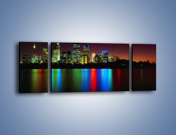 Obraz na płótnie – Odbicie kolorowych świateł miasta w wodzie – trzyczęściowy AM146W5