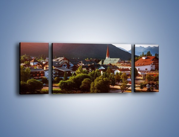 Obraz na płótnie – Austryjackie miasteczko u podnóży gór – trzyczęściowy AM496W5