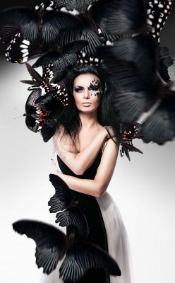 Kobieta wśród czarnych motyli - L062