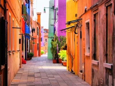 Kolorowa uliczka we włoskim Burano - AM509