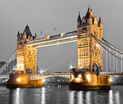 Oświetlony Tower Bridge na tle szarości - AM432