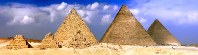 Piramidy w Egipcie pod chmurami - AM098