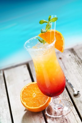 Pomarańczowy drink przy basenie - JN322