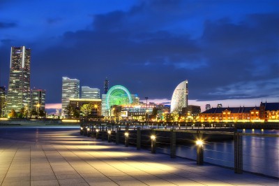 Rozświetlona Yokohama w nocy - AM355