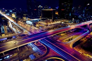 Skrzyżowanie autostrad nocą w ruchu - AM087