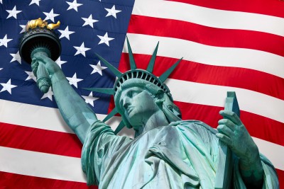 Statua Wolności na tle flagi USA - AM435