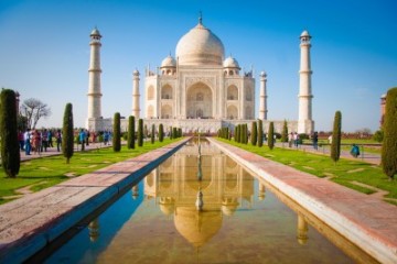 Taj Mahal pod błękitnym niebem - AM750