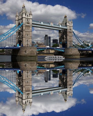 Tower Bridge w lustrzanym odbiciu wody - AM084