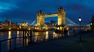 Tower Bridge w świetle nocnych lamp - AM210
