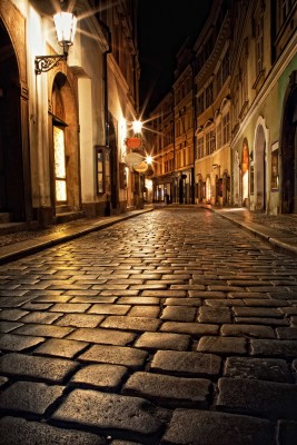 Wybrukowana uliczka w świetle nocnych lamp - AM060