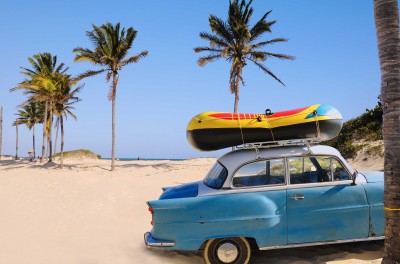 Zabytkowy samochód na kubańskiej plaży - TM021